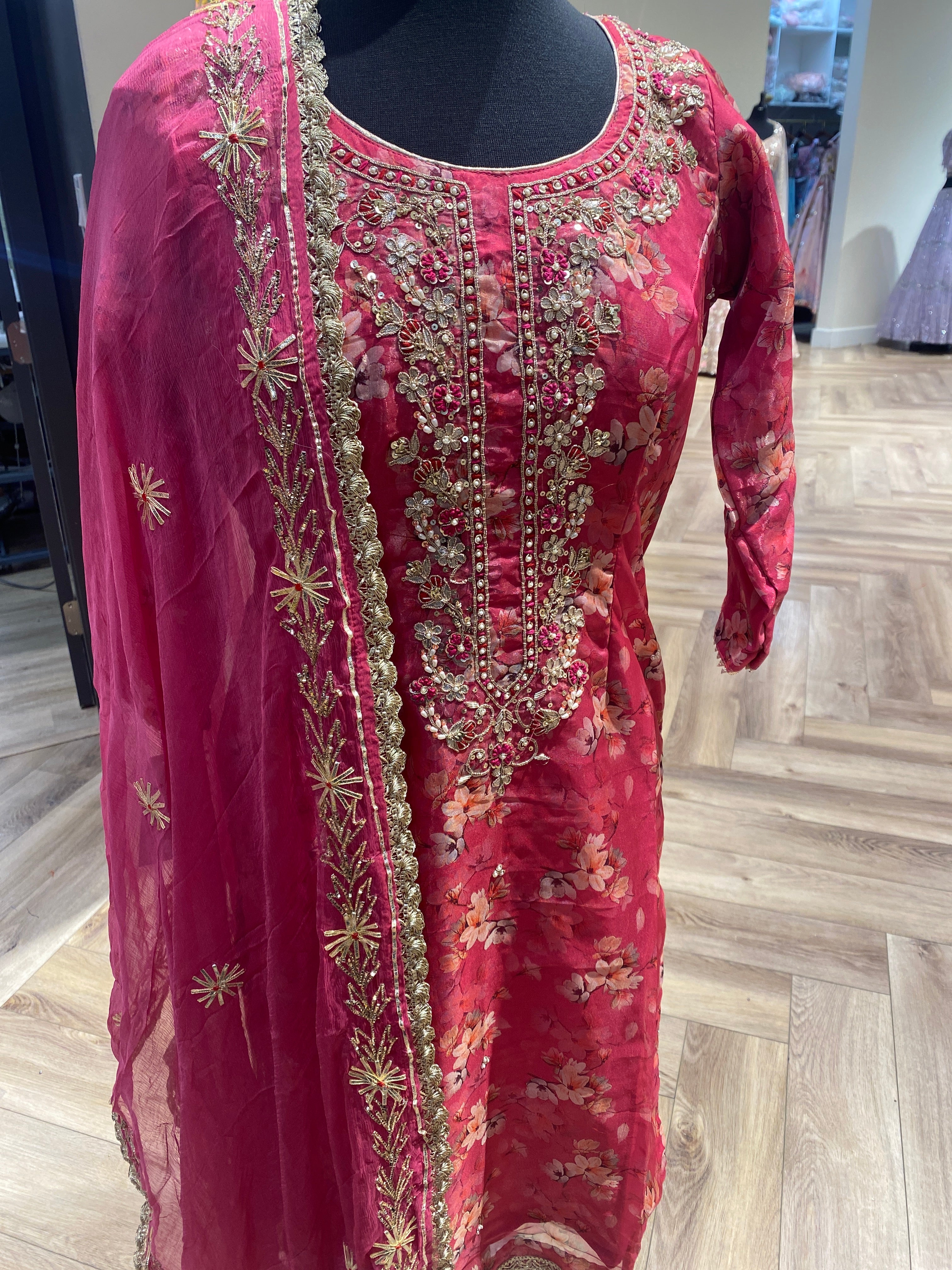 Peach hot sale punjabi suit