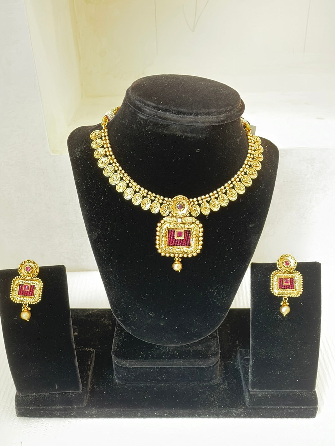 Temple Style Choker Set