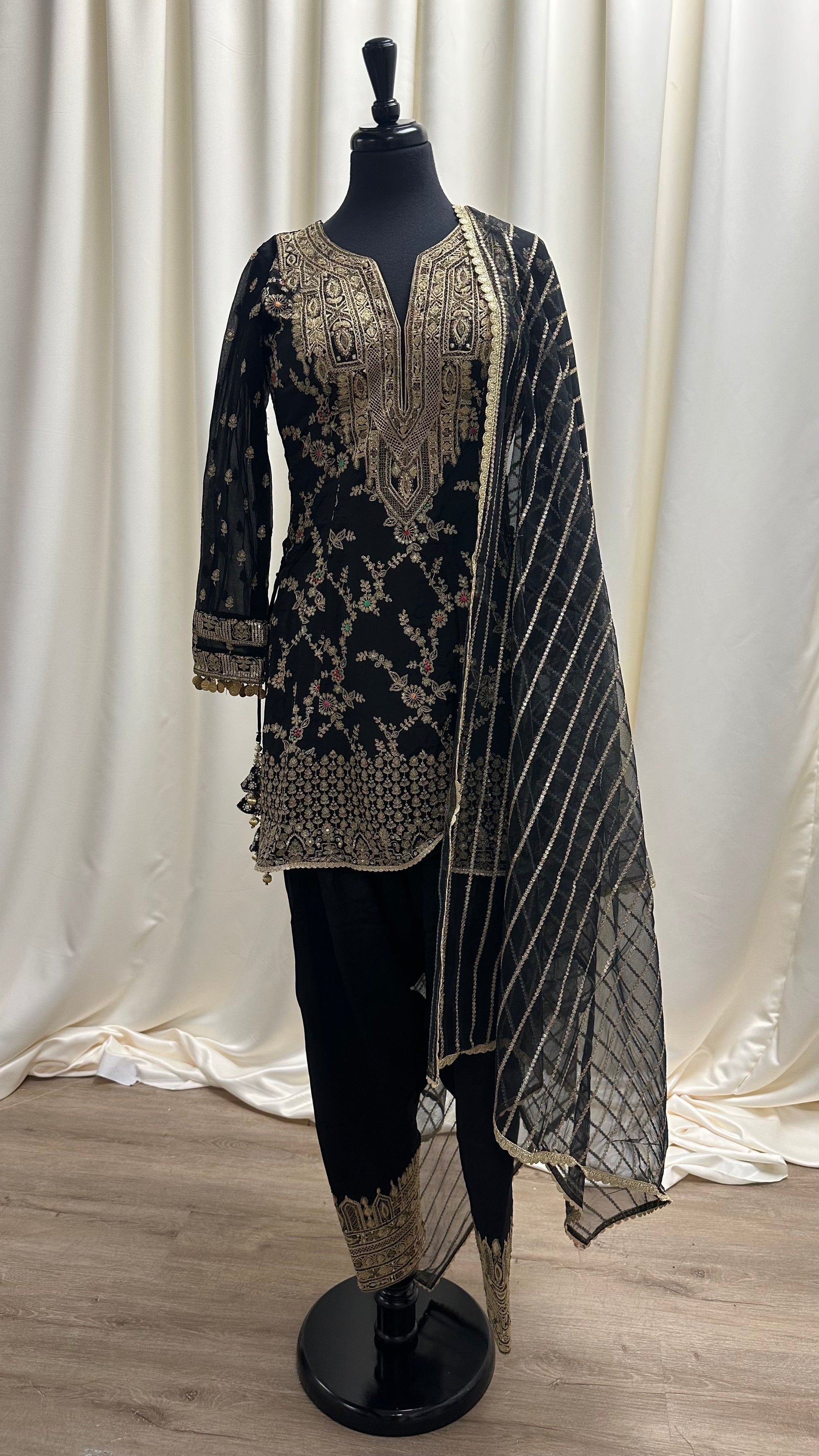 Charming Pakistani Salwar suit