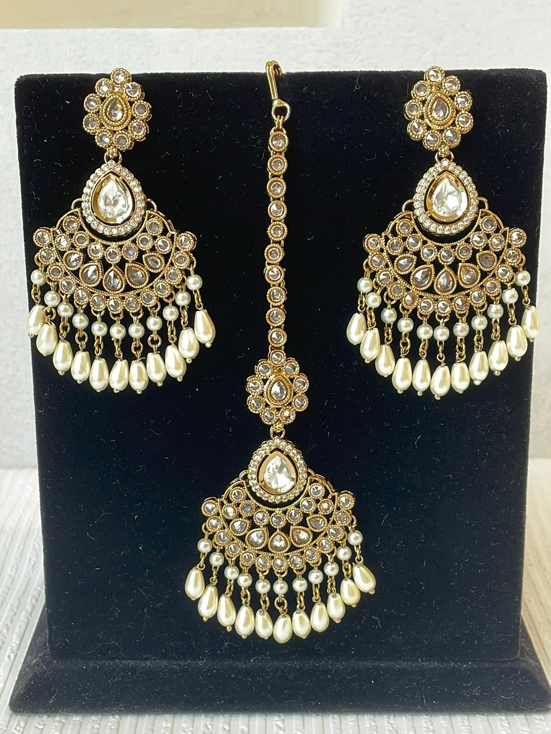 Stunning Kundan Tikka Set