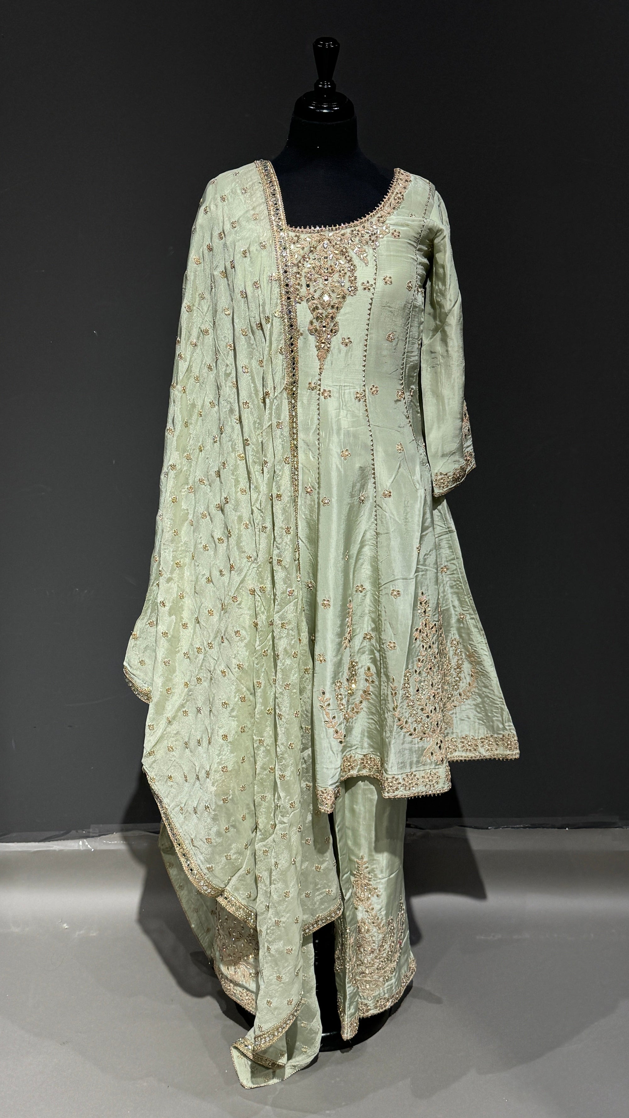 Extravagant Anarkali Suit 2/2